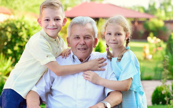Portrét šťastný starý dědeček a roztomilé děti — Stock fotografie