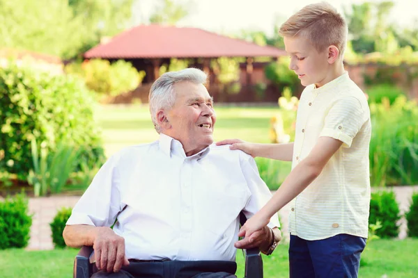 Portret van gelukkige oude grootvader en schattige kinderen — Stockfoto