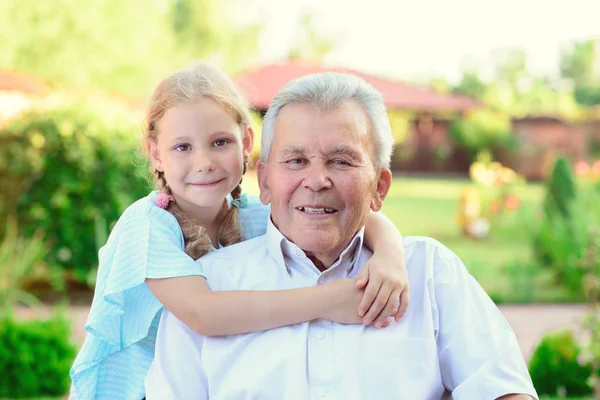 Boldog régi nagyapja, és aranyos gyerekek portréja — Stock Fotó