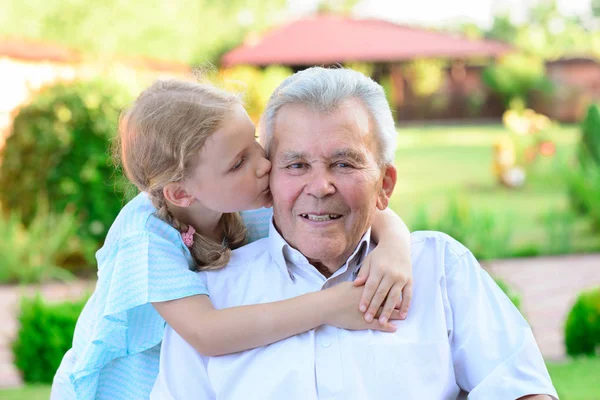 Retrato de velho avô feliz e crianças bonitos — Fotografia de Stock
