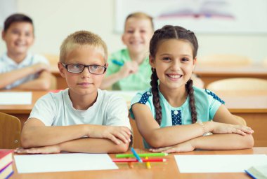 Sınıfta öğrenme mutlu zeki çocuk