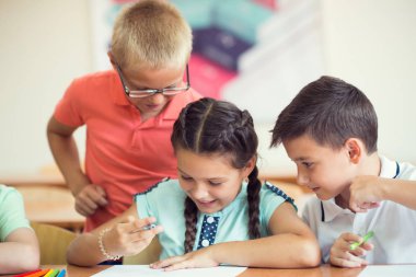 Grup okul çocuklarında klassroom okulda öğrenme
