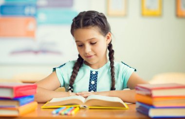 Sevimli gülümseyen kız öğrenci okulda