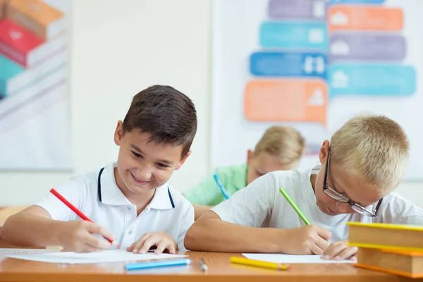 Porträt von Kindern in der Schule — Stockfoto