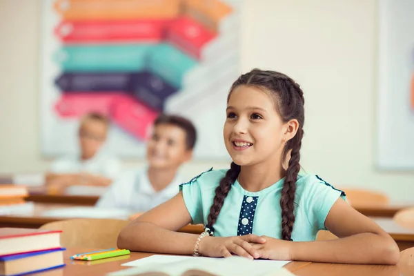 Happy smarta barn lärande i klassrummet — Stockfoto