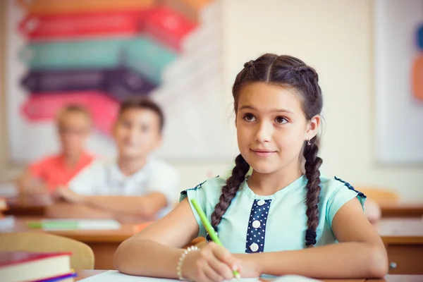 Glückliche kluge Kinder, die im Klassenzimmer lernen — Stockfoto