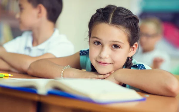 Linda colegiala sonriente en la escuela — Foto de Stock