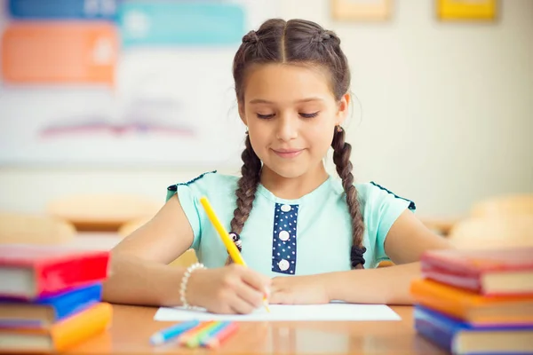 Söta leende Skolflicka i skolan — Stockfoto