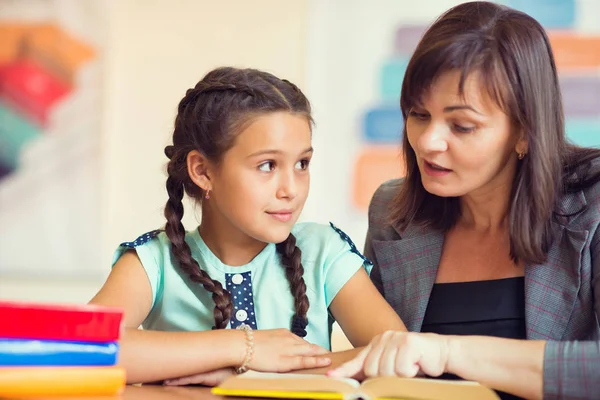 Yong hermosa maestra con la escuela de colegiala — Foto de Stock