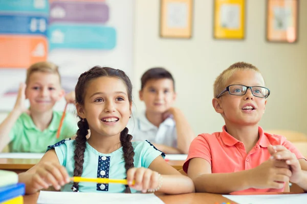 Portret van kinderen in school — Stockfoto