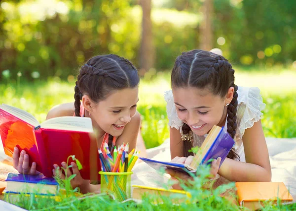 Felici ragazze ispaniche che disegnano e studiano nel parco — Foto Stock