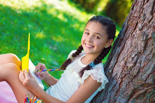 Menina bonita feliz de volta à escola — Fotografia de Stock