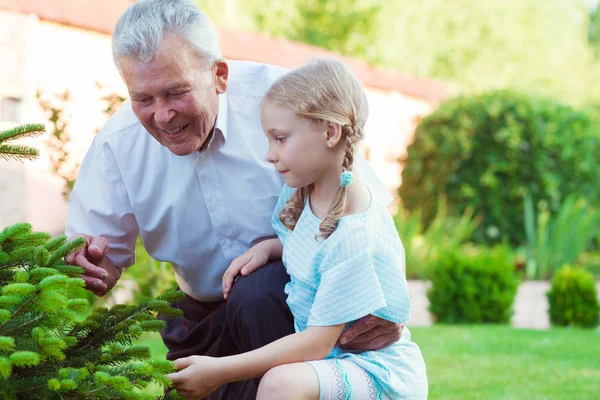 Grootvader met zijn beetje blonde kleinkind plezier togethe — Stockfoto