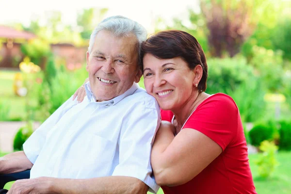 Mutlu eski baba ve 50 yıl kızı portresi