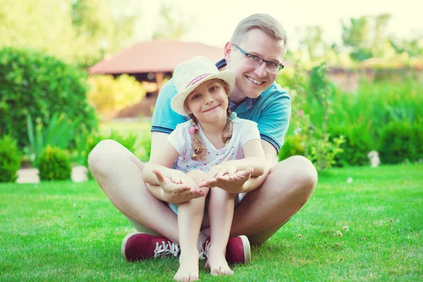 Porträt eines glücklichen jungen Vaters mit seiner hübschen kleinen Tochter — Stockfoto