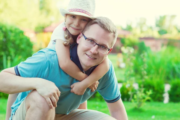 Retrato de feliz padre joven con su pequeña hija bonita h —  Fotos de Stock