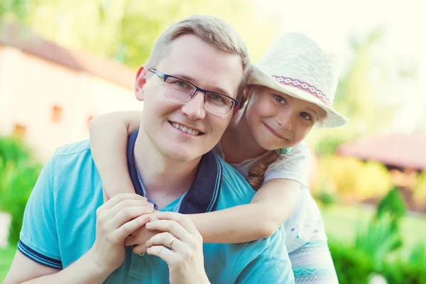 Portrait of happy young father with his pretty little daughter h — Stock Photo, Image
