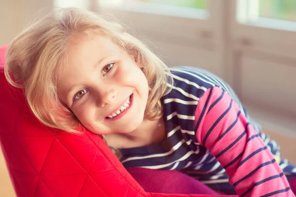 Glada ansikte av ganska liten tjej på solig dag — Stockfoto