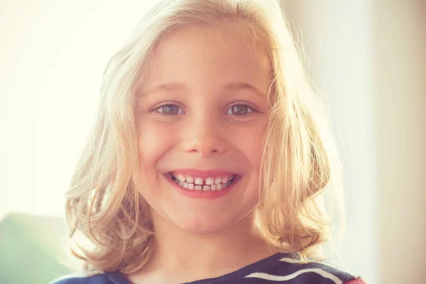 Güneşli bir gün, küçük kızın heyecanlı yüz — Stok fotoğraf