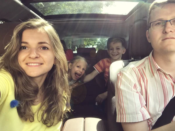 Familien-Selfie im Auto im Sommerurlaub — Stockfoto