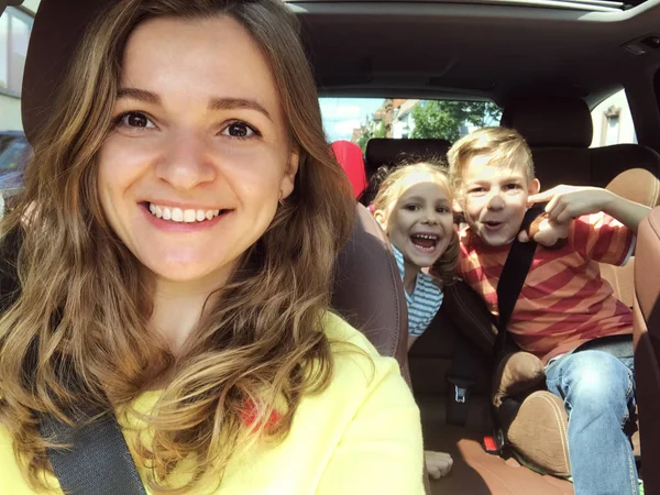 Family selfie photo in car on summer vacation — Stock Photo, Image