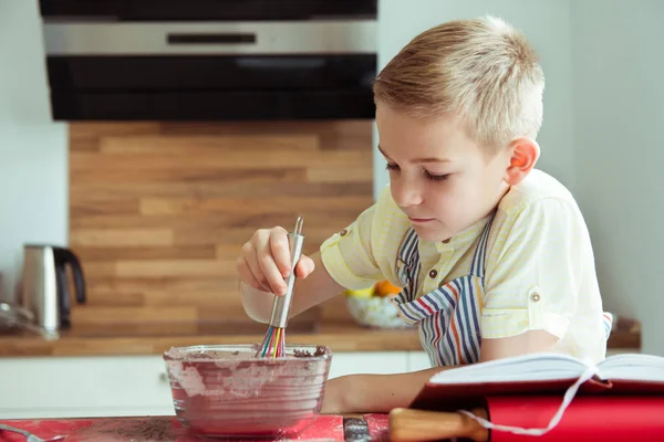 Retrato de niño preparando galletas de chocolate en la cocina —  Fotos de Stock