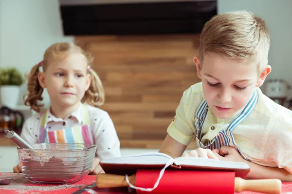 Zwei schöne und glückliche Kinder erkunden Rezeption vor der Vorbereitung — Stockfoto