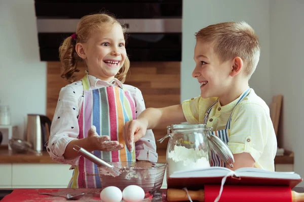 Portrait de deux enfants heureux qui s'amusent pendant la cuisson c — Photo