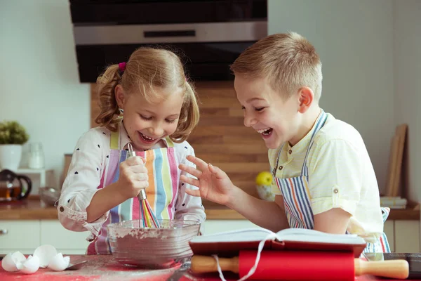 Portrét dvou šťastných dětí které baví během vaření c — Stock fotografie