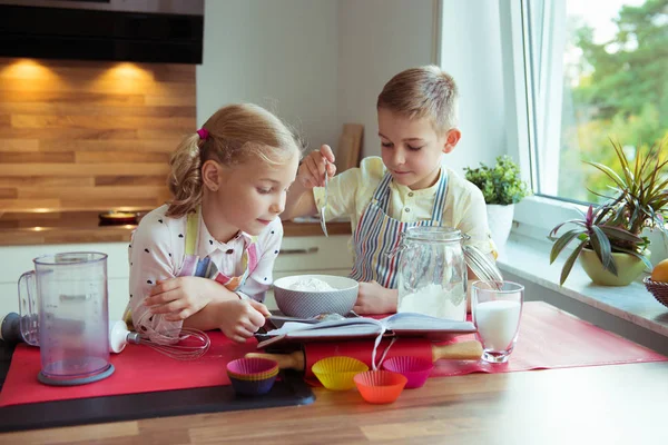 两个快乐小和可爱的儿童准备在现代 k 松饼 — 图库照片