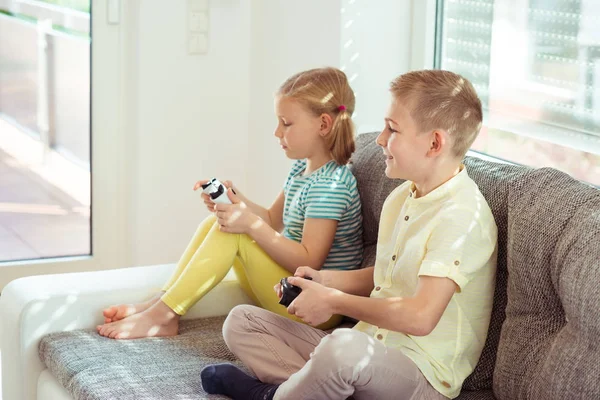 İki mutlu çocuk video oyunları evde oyun