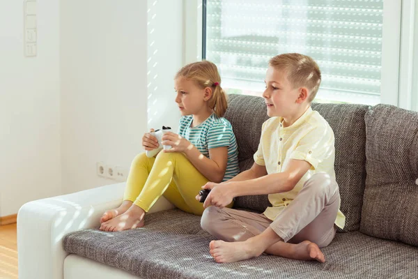 Двое счастливых детей играют в видеоигры дома — стоковое фото