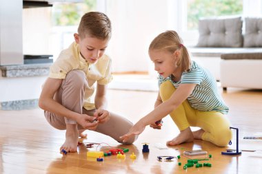 İki meraklı mutlu çocuklar oyun oynuyor