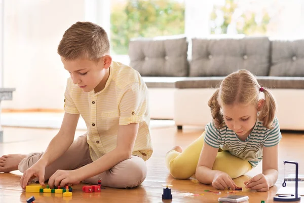 Twee nieuwsgierig gelukkige kinderen spelen met spel — Stockfoto