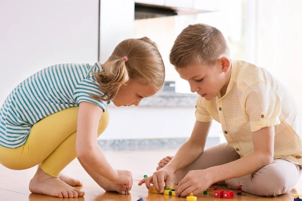 Duas crianças felizes curiosas brincando com o jogo — Fotografia de Stock