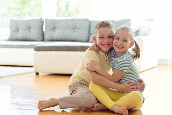 Lindo hermanito y hermana tener divertido —  Fotos de Stock