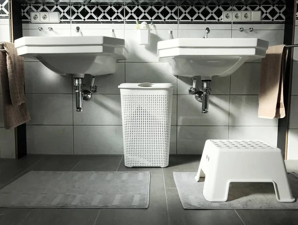 Černá a bílá moderní koupelnu vnitřní pohled — Stock fotografie