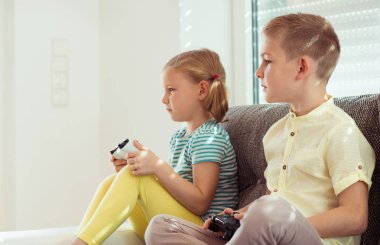 İki mutlu çocuk video oyunları evde oyun