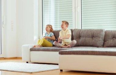 İki mutlu çocuk video oyunları evde oyun