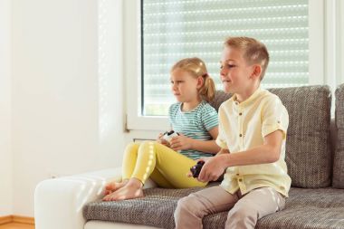 İki mutlu çocuk video oyunları evde oyun