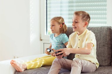 İki mutlu çocuk video oyunları evde oyun