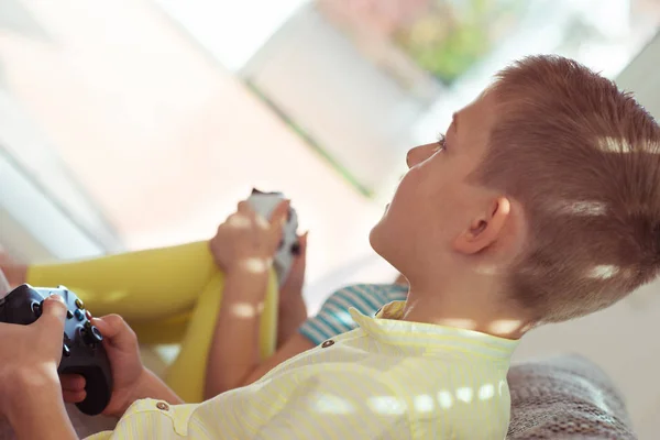 Двоє щасливих дітей грають у відеоігри вдома — стокове фото