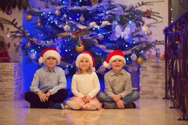 Retrato de três crianças felizes se divertindo na véspera de Natal — Fotografia de Stock