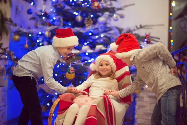 Retrato de tres niños felices divirtiéndose en Nochebuena —  Fotos de Stock