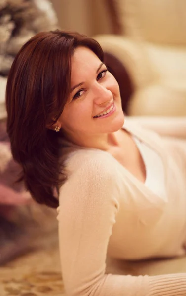 Retrato de una mujer joven y bonita que mira con sonrisa atractiva fácil —  Fotos de Stock