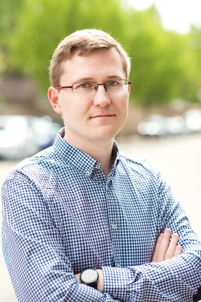 Portrait de beau jeune homme en lunettes de plein air — Photo