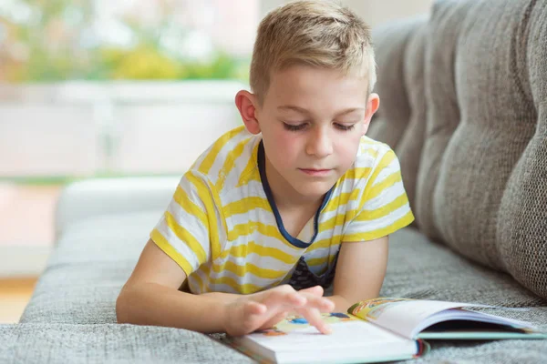 Kitap okuma ile akıllı küçük çocuk portresi — Stok fotoğraf