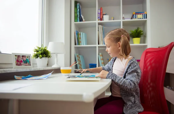 Pintura de niña bonita con pintura colorida en casa —  Fotos de Stock