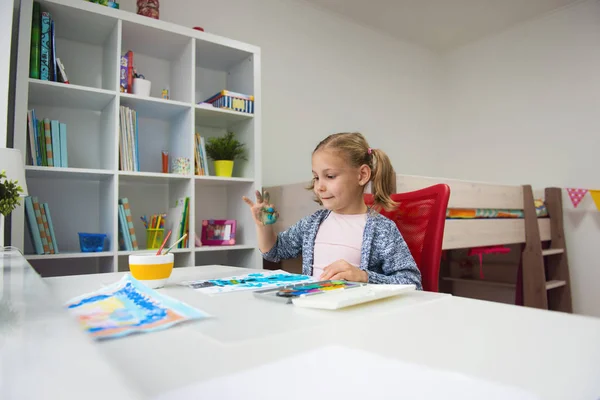 Όμορφο μικρό παιδί κορίτσι ζωγραφική με πολύχρωμα χρώματα στο σπίτι — Φωτογραφία Αρχείου