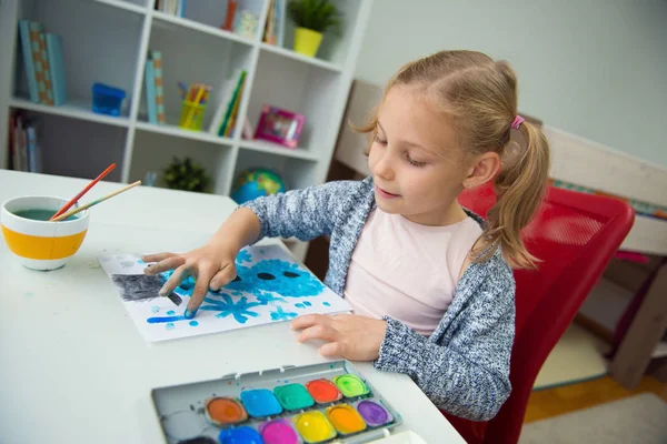 Menina menina bonita pintura com tinta colorida em casa — Fotografia de Stock